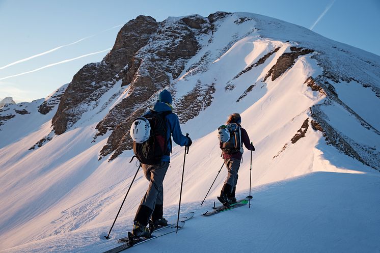 Tip 4_Caja Schöpf on the way ski touring with Manuel Nübel to the top of Nebelhorn Mountain in Germany_Photocredit Richard Walch