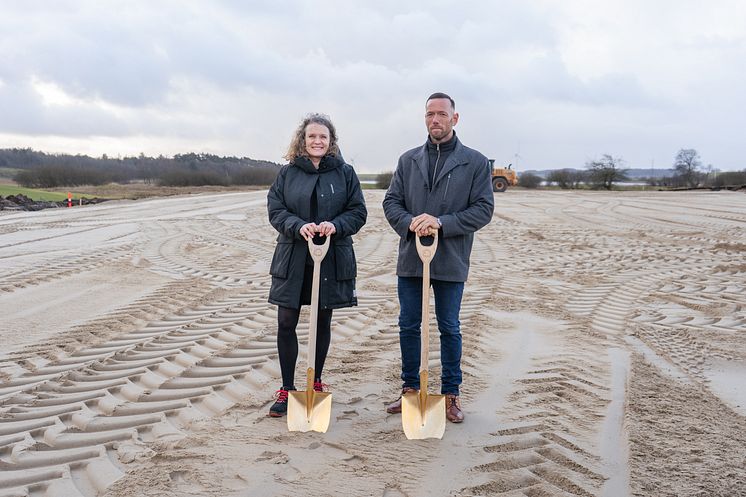 Første spadestik tages af CEO for HimmerLand Mette Ravn og Tom Jakobsen som er totalentrprenør på HimmerLand Multihal (5)