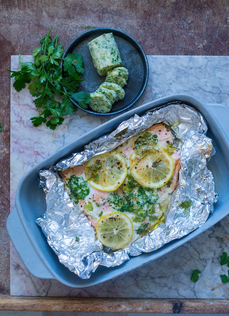 Bagt laks med citron- og persillesmør