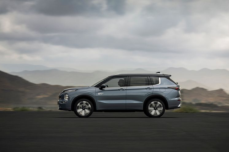 New Outlander PHEV_012L.jpg
