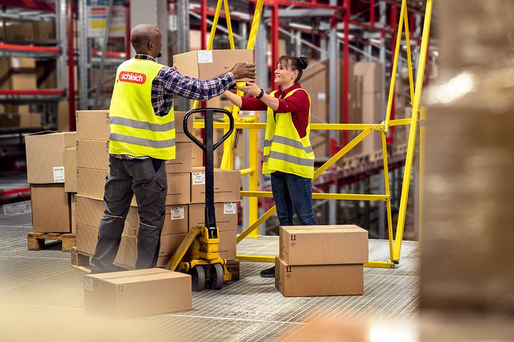 Sustainability Strategy_Employees in warehouse