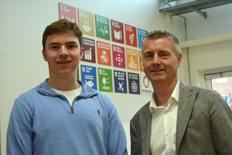 Elevrådsformand Mikkel Bjerglund Jensen (tv.) og direktør Lars Michael Madsen (th.) er begge stolte af, at Tradium nu kan kalde sig UNESCO Verdensmålsskole.
