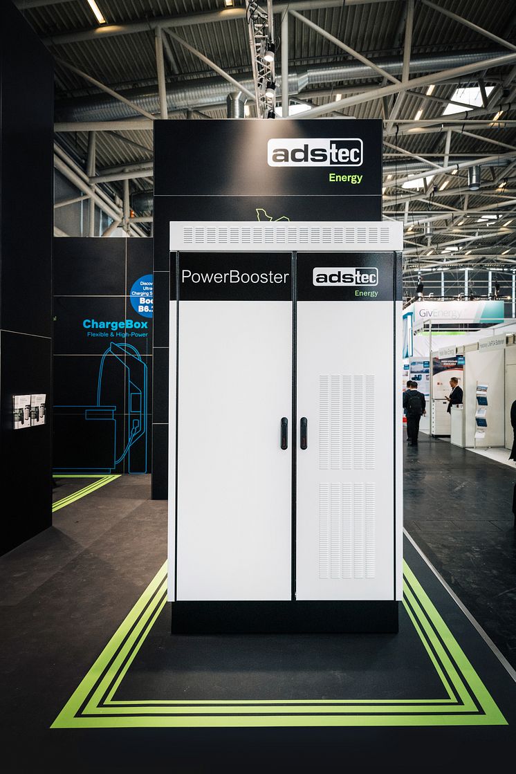 L109ADS-TEC Energy presents its all-in-one industrial storage solutions PowerBooster and StorageRackSystem at "ees Europe"0430