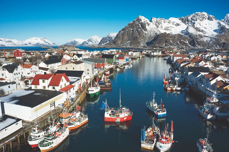 Klassisches Fischerdorf in Nordnorwegen. Ohne die Fischerei gäbe es viele kleine Gemeinden entlang der norwegischen Küste nicht.