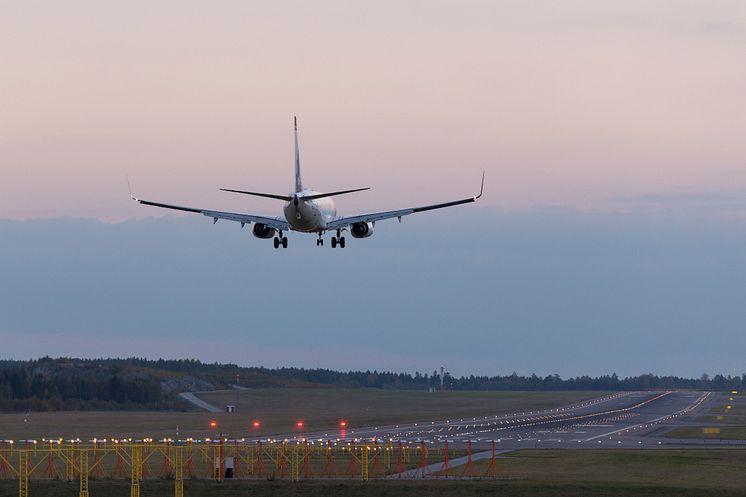 Boeing 737-800 laskeutumassa