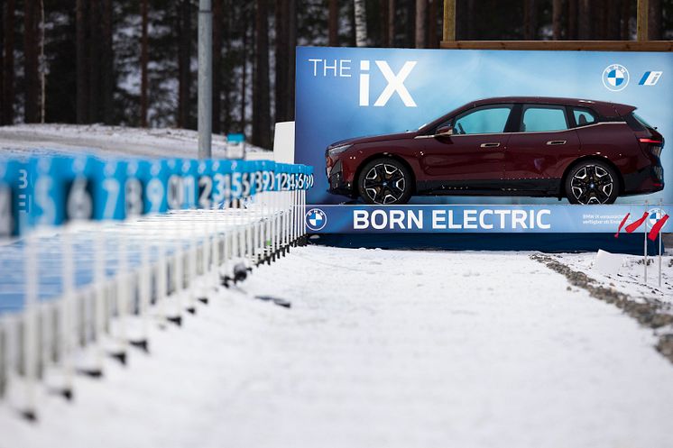 BMW iX på standplass