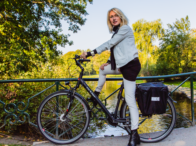 Regnskydd till cykelkorg, Bike sm Art, kvinna på bro