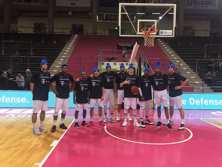 Mit blauen Mützen für den guten Zweck - Telekom Baskets Bonn