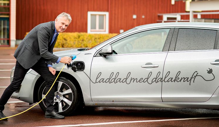 VD Mats Bengtsson laddar elbilen