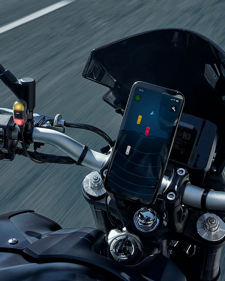 Zumo R1 Radar + smartphone.jpg