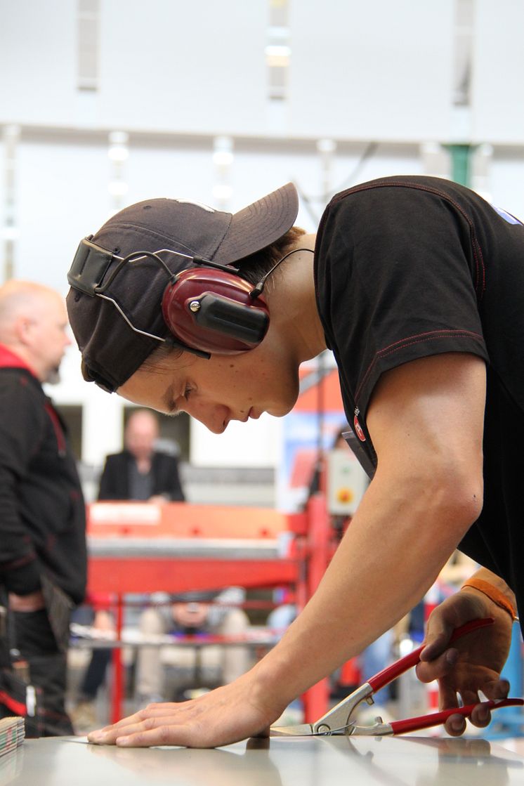Jakob Jansson i arbete under finalen, "SM för unga plåtslagare 2013".