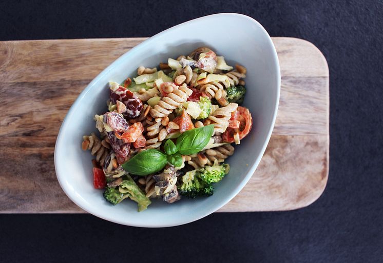 Pastasalat med grøntsager og karrydressing originalbillede