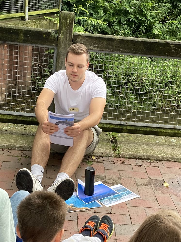 Bücherberge, Pudel und Motorräder - mit dem MoKuLab unterwegs: Studierende der Universität Vechta setzen Leseaktion für Grundschüler*innen im Gulfhaus um