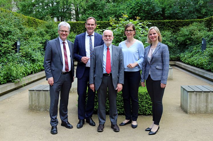 Prof. Dr. Peter Wollny, Burkhard Jung, Ton Koopman, Dr. Skadi Jennicke, Franziska Grimm (v.l.) im Garten des Bosehauses
