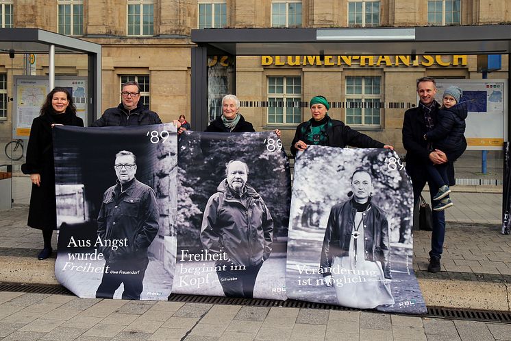 Die Beteiligten zeigen die ersten Plakate (v.l.): Dr. Nathalia Laue, Uwe Frauendorf, Karin Wieckhorst, Cornelia Matzke und Daniel Lange (RBL Media GmbH) mit Tochter Florentina - Foto: Andreas Schmidt