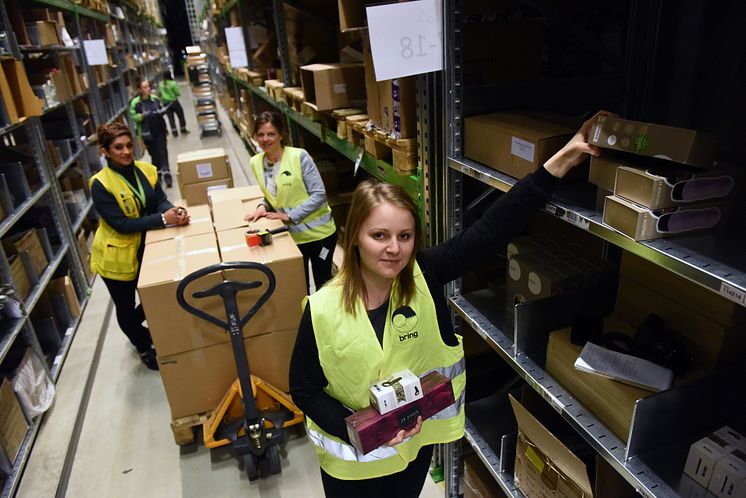Bring-KAM Martina Winsell, Kondomeriets logistikksjef Sanna Mingotti og Nighat Ali ved reolene til Kondomeriet.