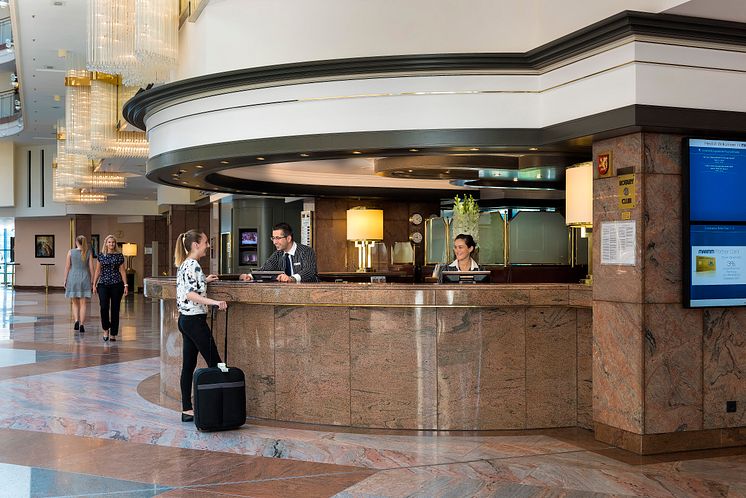 Freundlicher Empfang: Die Rezeption im Maritim Airport Hotel Hannover.