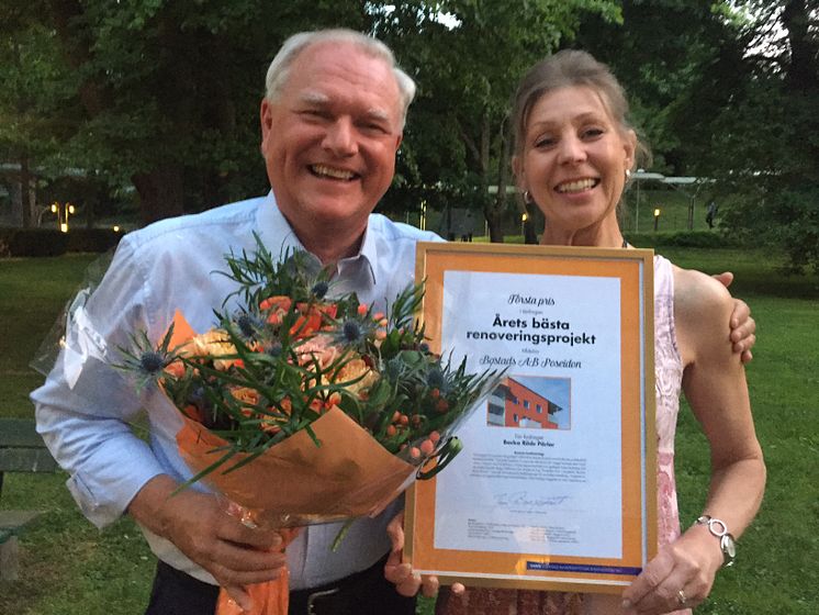 Glada och stolta vinnarna Anders Söderman, vd och distriktschef Marie Werner från Bostads AB Poseidon