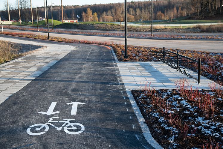 Cykelbana med huvudcykelstråkstandard samt parkeringsplatser för cykel.