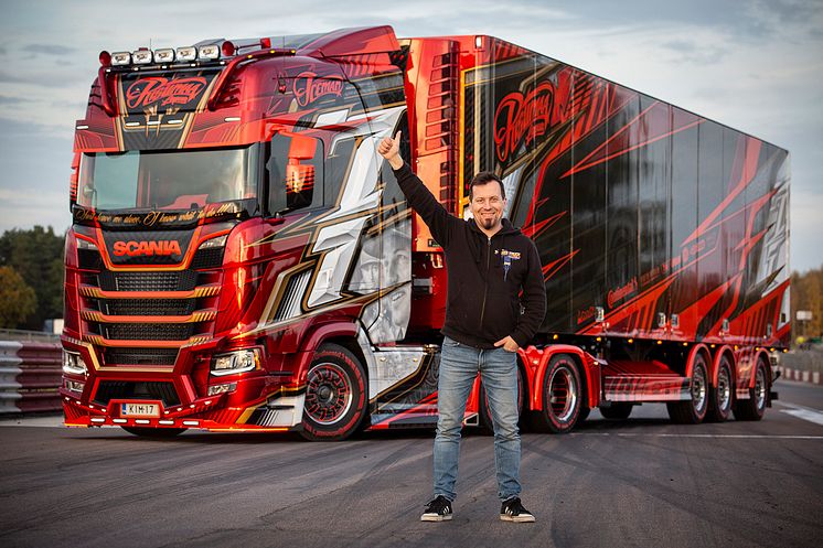 Finländaren Juha Ristimaa är regerande mästare i Nordic Trophy med detta iögonfallande ekipage kallat ”Iceman”. Dragbilen är en Scania 650S