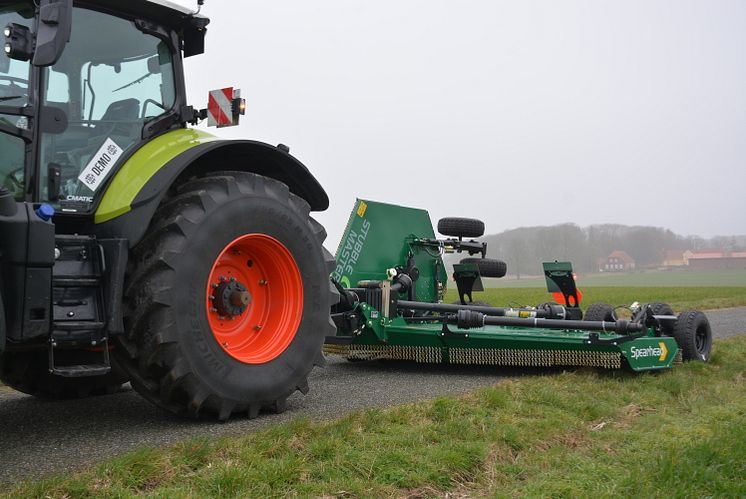 CLAAS traktor med Spearhead