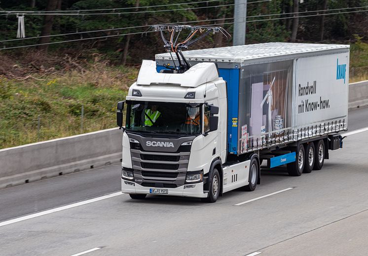 Scania Oberleitungs-Lkw des Baustofflieferanten Knauf