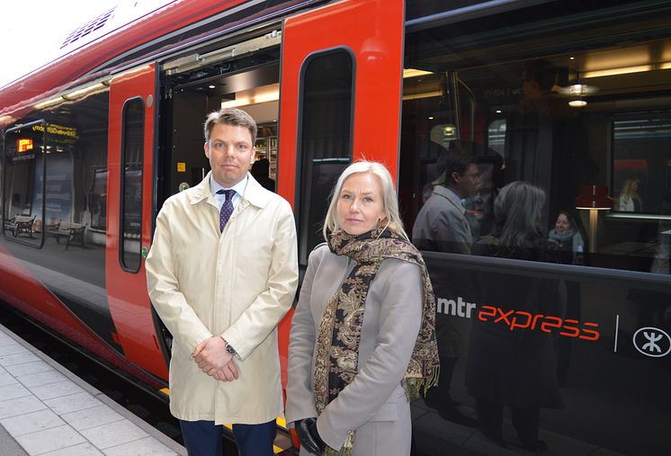 Johan Söör och Anna Johansson vid MTR Express snabbtåg