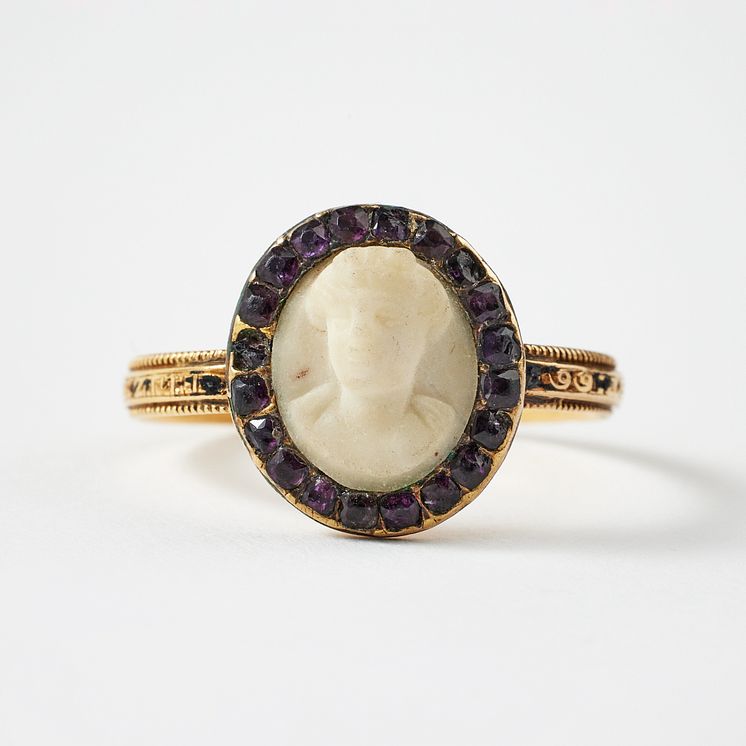 Ring with fine-grained marble and amethysts, circa 1774
