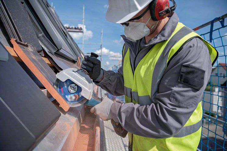 o390287v16 GWS_18V-180_PC_application_cutting_roof_tiles_107
