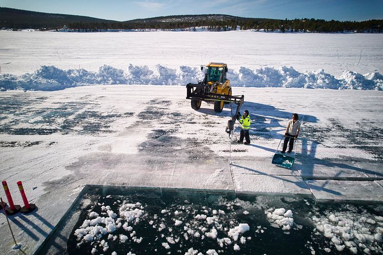 Skörd av isen till Ishotellet i Jukkasjärvi