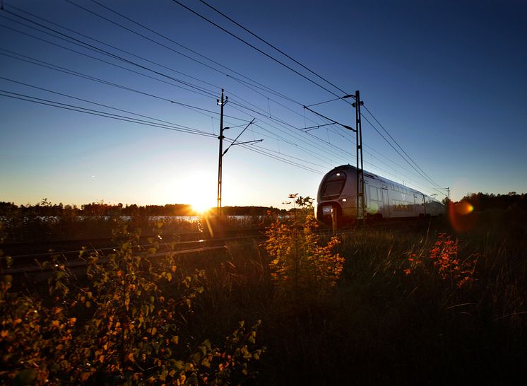 SJ regionaltåg i solnedgång