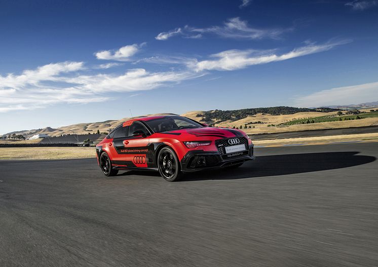 Audi RS 7 piloted driving concept (2015 Robby) right side front dynamic