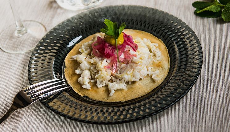 Mini crepes de Skrei con cebolla encurtida y puré de aguacate 
