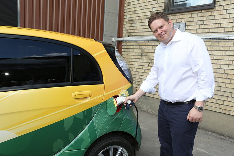 Per Ankersjö laddar elbil med vindkraftsel