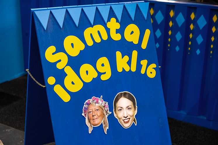 Gatupratare Cecilia Düringer och Ingrid Wall