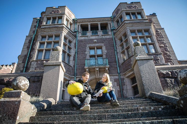 David Dagemark och Emma Fröje på väg att placera ut äggen till påskäggsjakten