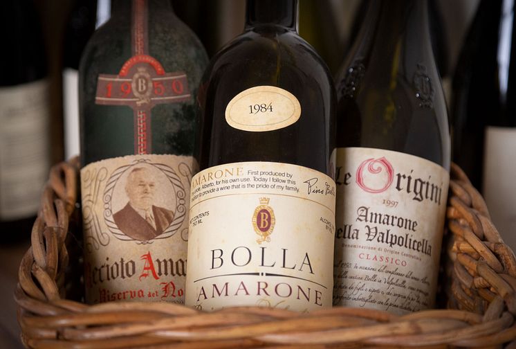 Bolla Le Origini Amarone Classico Riserva, etiketter från 1950, 1984 och 1997 på bilden.