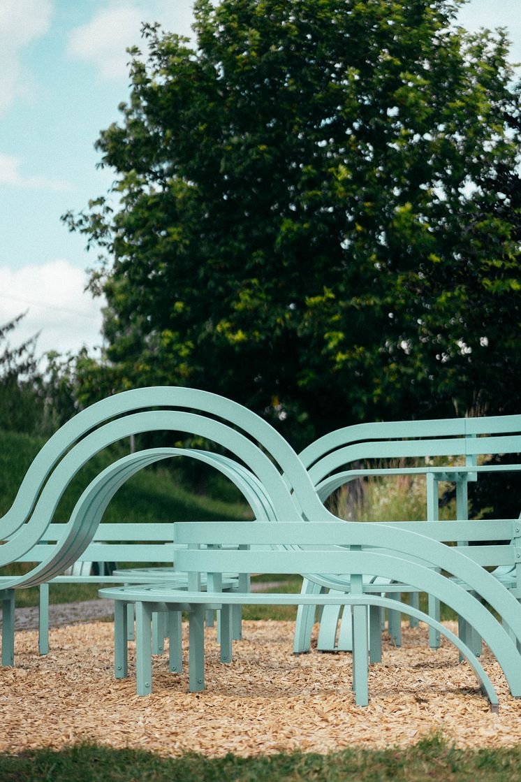 PurplePath__Modified Social Bench for Jahnsdorf #1__JeppeHein_FotoErnestoUhlmann.jpg