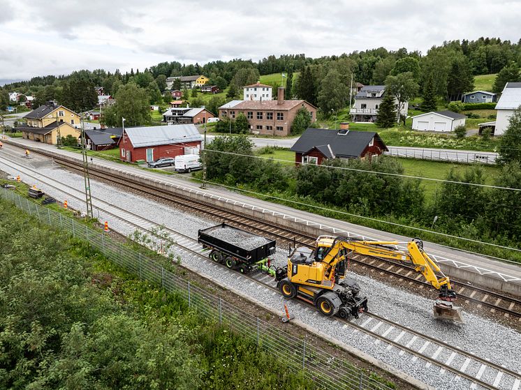 Volvo EWR170E med rälspåbyggnad i arbete