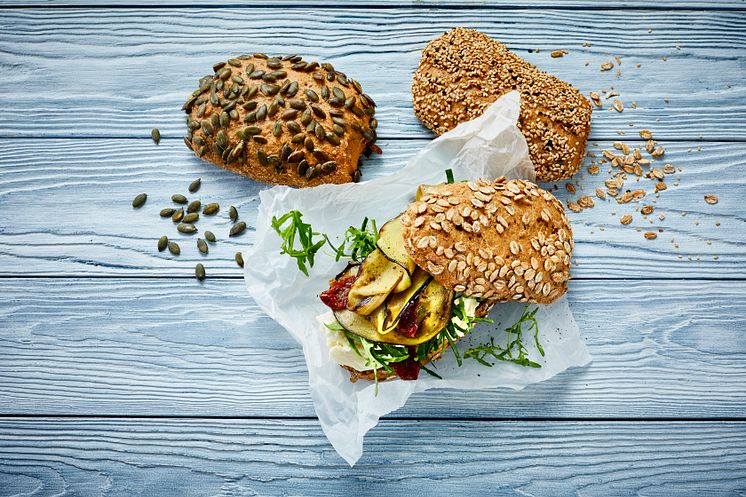 FULDKORN_ Sandwichbrød Sandwich med Auberginer ost og salat