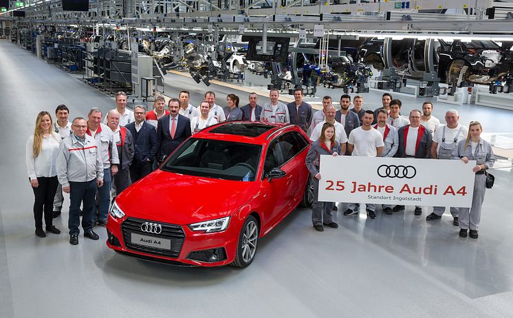 25 år med Audi A4 fejres bla af medarbejderne på fabrikken i Ingolstadt