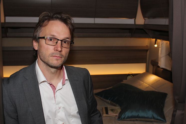 Mikael Blomqvist visar den nya planlösningen i en av husvagnarna i GLE-serien.