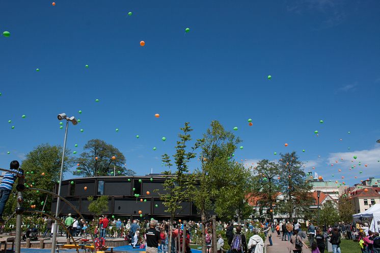 Ballongerna mot skyn när Orangeriet invigs.