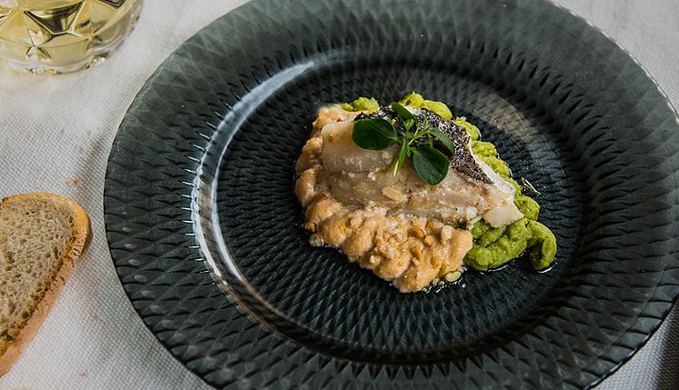 Skrei confitado con puré de guisantes, aceite de menta y emulsión de almendra