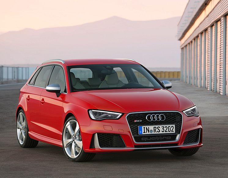 Audi RS 3 Sportback front right side