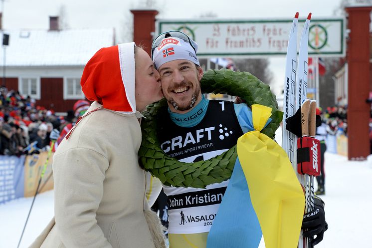 John Kristian Dahl vann det 93:e Vasaloppet. Kranskulla Lydia Sundin.