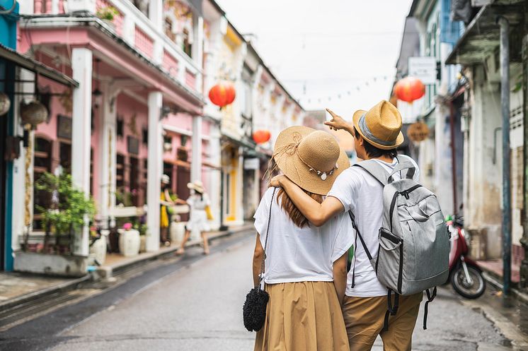 DEST_THAILAND_PHUKET-CITY_Young couple traveler walking at Phuket old town_GettyImages-1005222214_momondo_Within usage period_29459.jpg