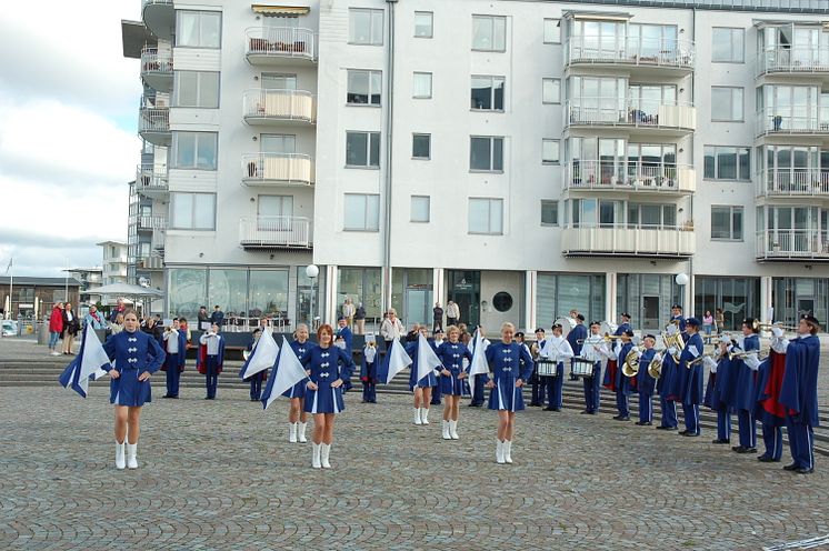 Orkester och drillflickor vid kryssningsanlöp