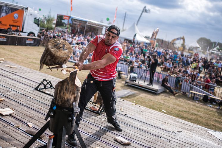 STIHL_TIMBERSPORTS_Michal_Dubicki_Standing_Block_Chop