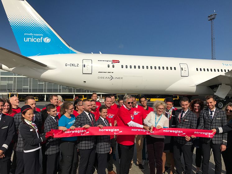 Norwegians koncernchef Bjørn Kjos klipper bandet inför första UNICEF-Dreamliner flygningen som går mot Jemen